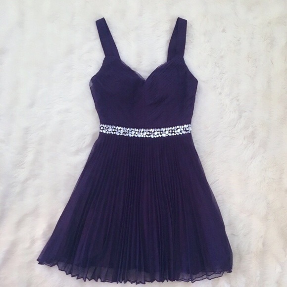 Windsor Sweetheart Neckline Pleated Cocktail Dress - Picture 2 of 8